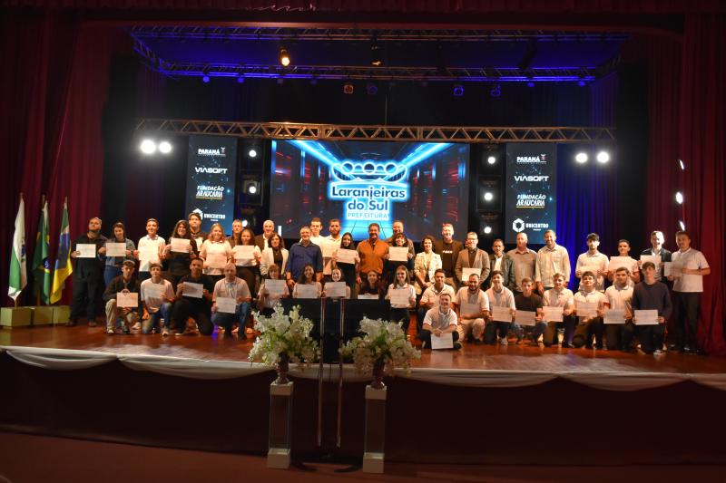 Câmara participa de entrega de diplomas para formandos do programa Laranjeiras Tecnológica